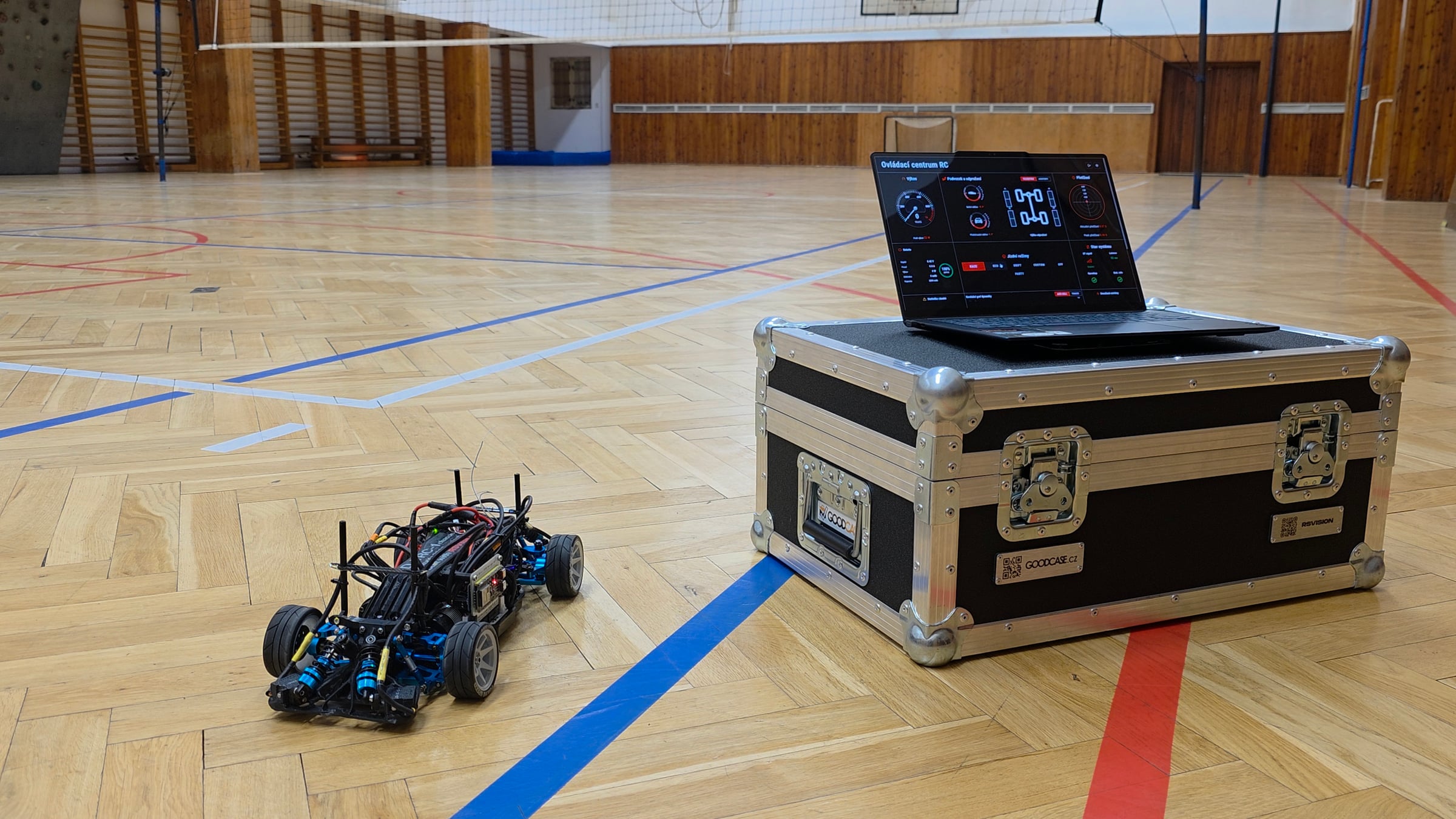 D-TRC-1 během bench testování — auto připojené k debug kabelům, terminál s firmware výstupem v pozadí